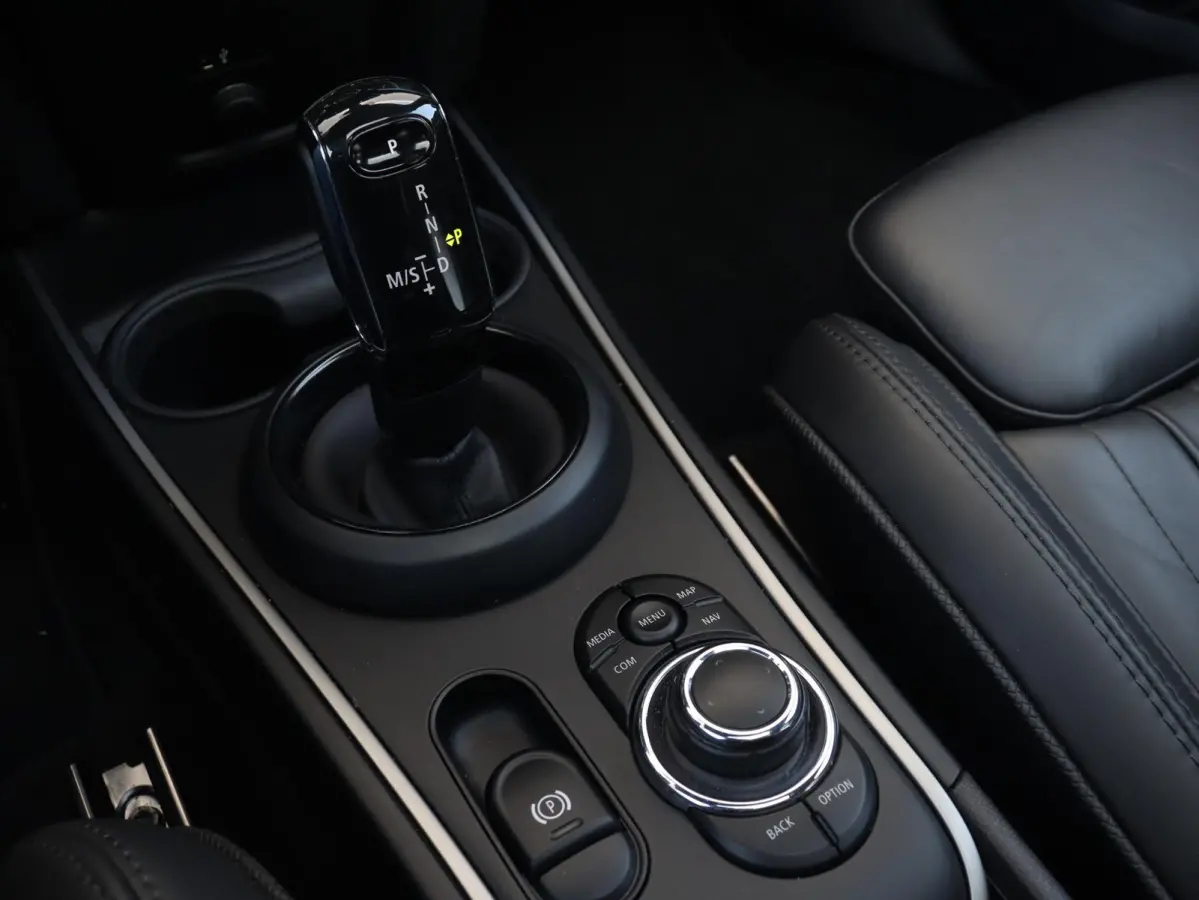 Cooper S | Rockingham GT Edition | John Cooper Works | Panodak | Harman Kardon | Head-Up | Elektr. Stoelen | Comfort Access | Apple Carplay | 19'' LMV