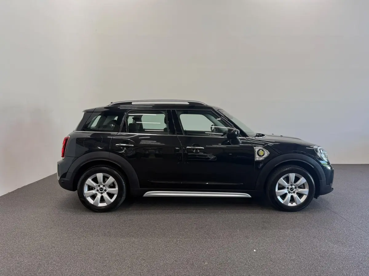 1.5 Cooper ALL4 Essential Navigatie Apple Carplay Android Auto Camera Parkeerhulp achter Adaptive Cruise Control Memory stoel Elektrische achterklep Stoelverwarming Climate Control