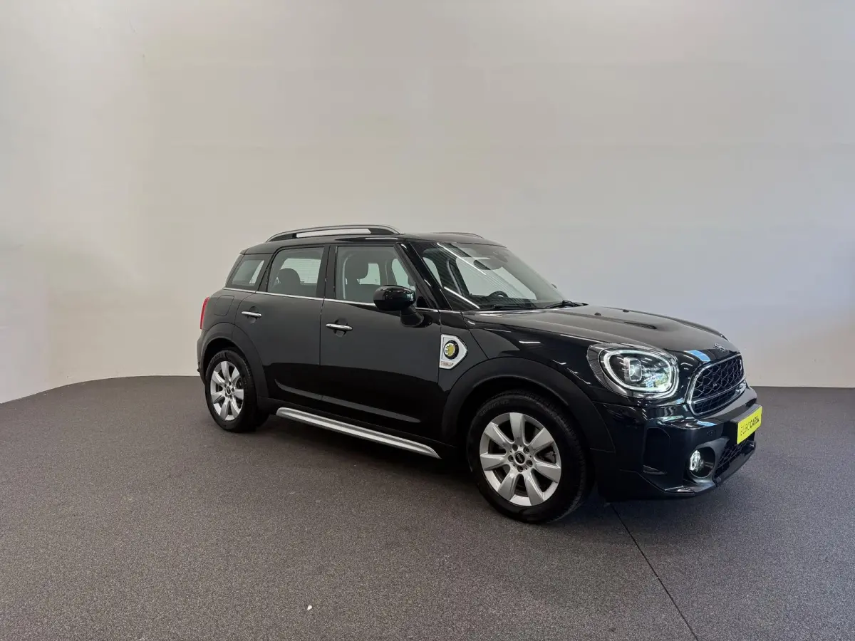 1.5 Cooper ALL4 Essential Navigatie Apple Carplay Android Auto Camera Parkeerhulp achter Adaptive Cruise Control Memory stoel Elektrische achterklep Stoelverwarming Climate Control