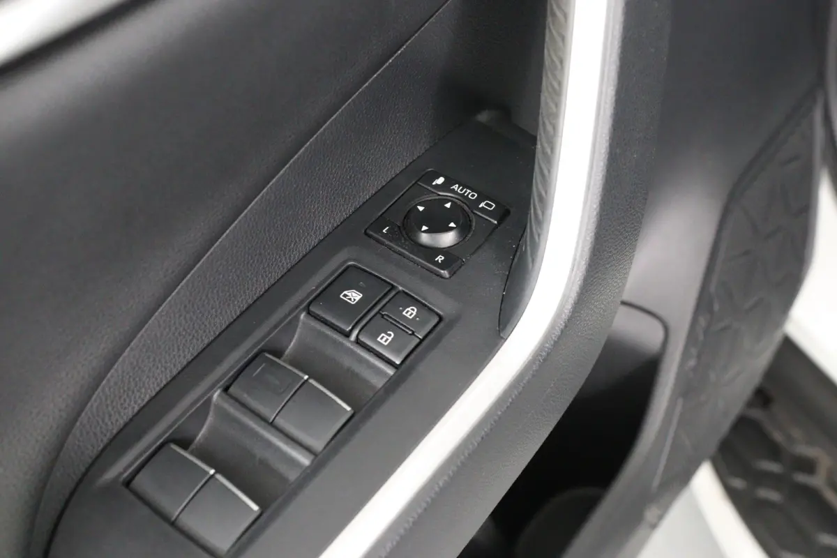 2.5 Hybrid AWD Bi-Tone | Dealer Onderhouden! | Stoel/stuurverwarming | Navi | Clima | Camera | Cruise Adaptive | LED | Keyless | Lichtmetalen Velgen