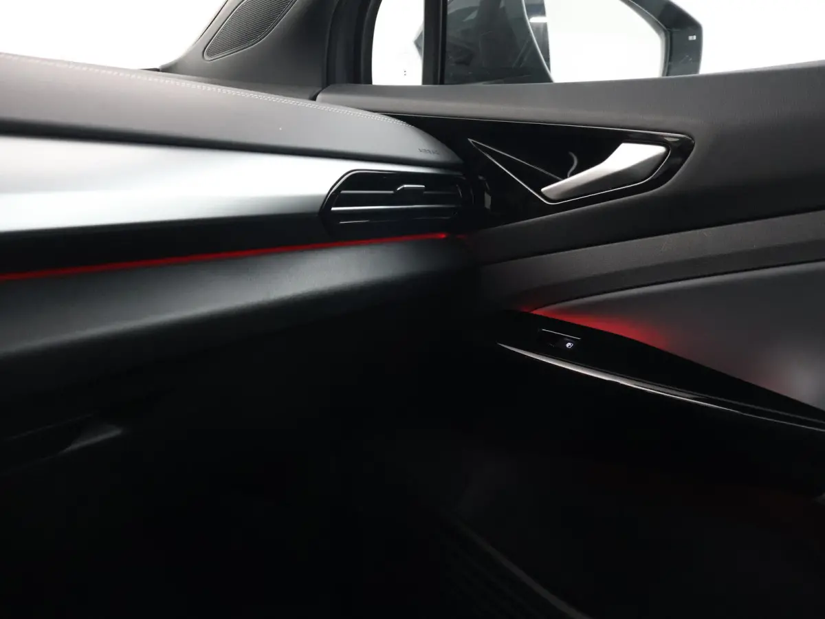 LIMITED EDITION 52 kWh + SFEERVERLICHTING | ADAPTIVE CRUISE | CAMERA | STUUR/STOELVERWARMING