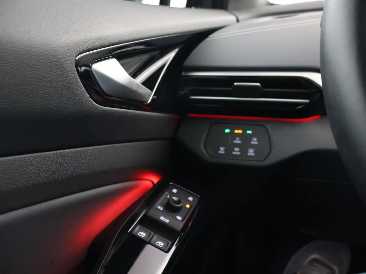 LIMITED EDITION 52 kWh + SFEERVERLICHTING | ADAPTIVE CRUISE | CAMERA | STUUR/STOELVERWARMING