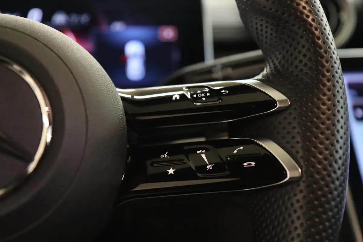 300 AMG/KEYLESS/SFEERVER/MEMORY/360CAM/CARPLAY/VOL