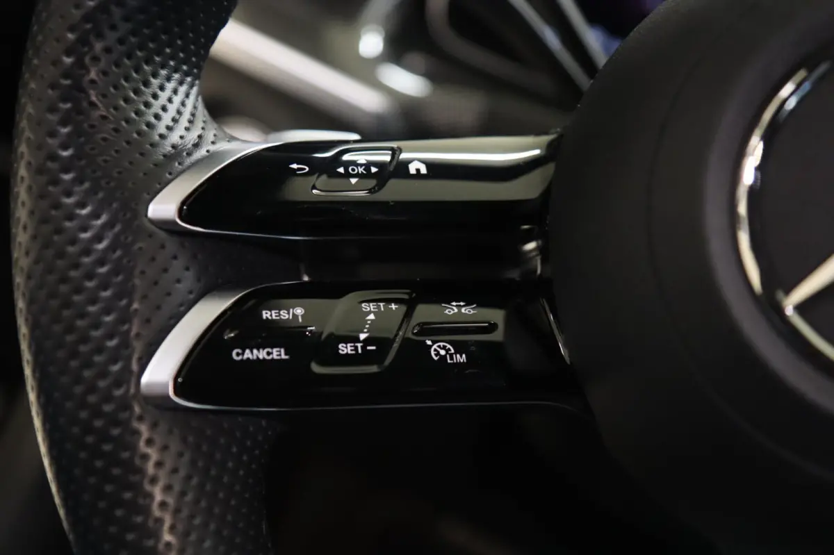 300 AMG/KEYLESS/SFEERVER/MEMORY/360CAM/CARPLAY/VOL