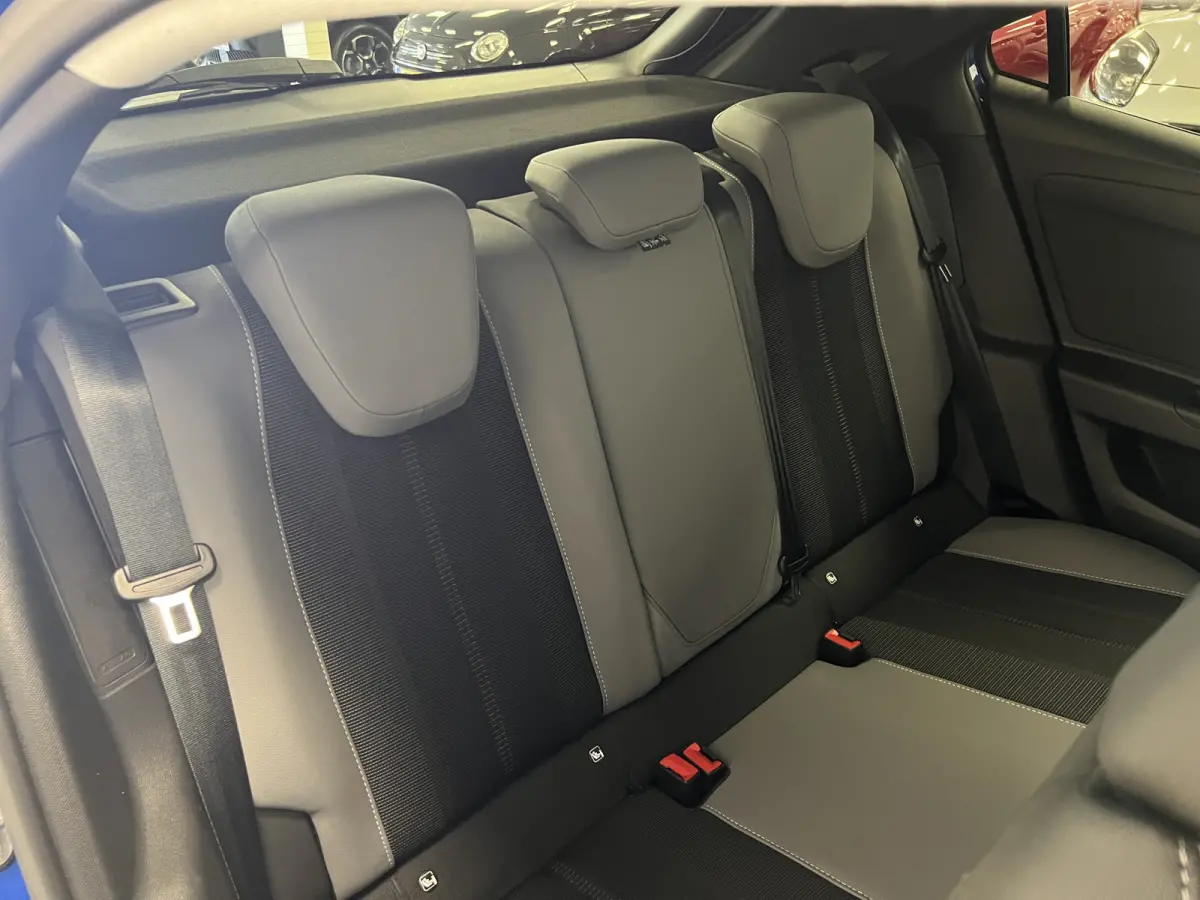 1.2 T. 130PK Automaat Business Elegance / Camera / Pdc / stoel-st.verw. /