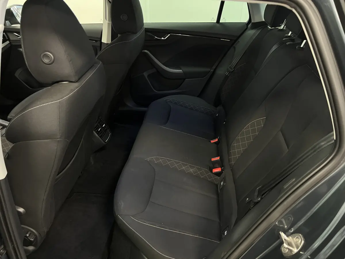 1.0 TSI Business Edition / Digi dashb. / Camera / Climate.c / /