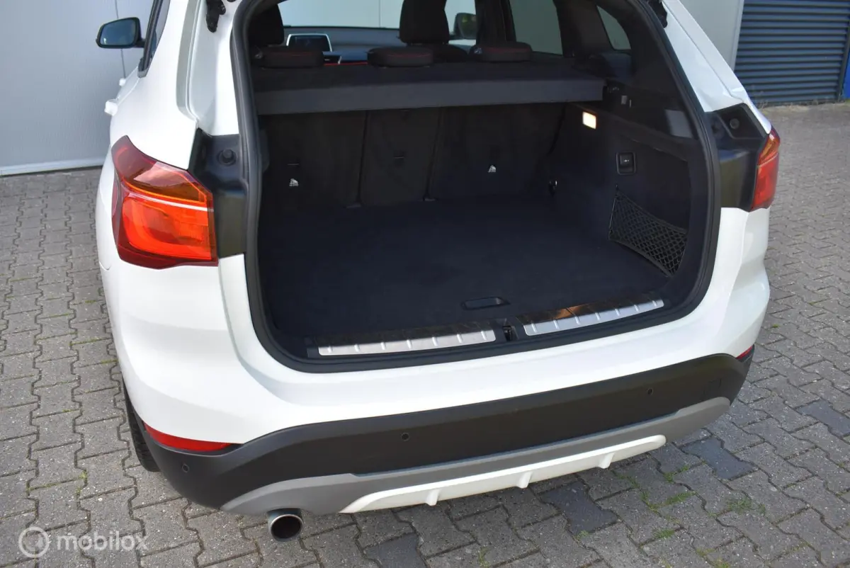 sDrive18i AUT. Sport Alpinweiss Pano Stoelverw. 18" LMV Privacyglass Nette auto!