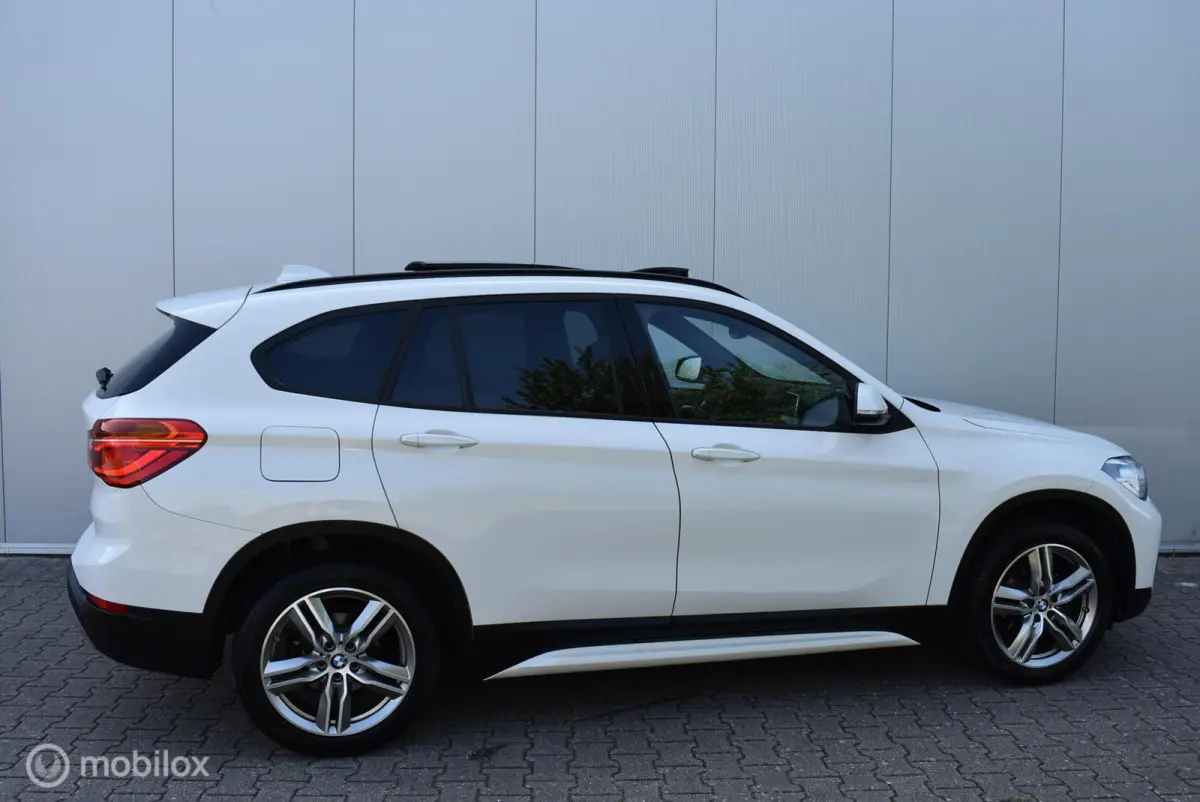 sDrive18i AUT. Sport Alpinweiss Pano Stoelverw. 18" LMV Privacyglass Nette auto!