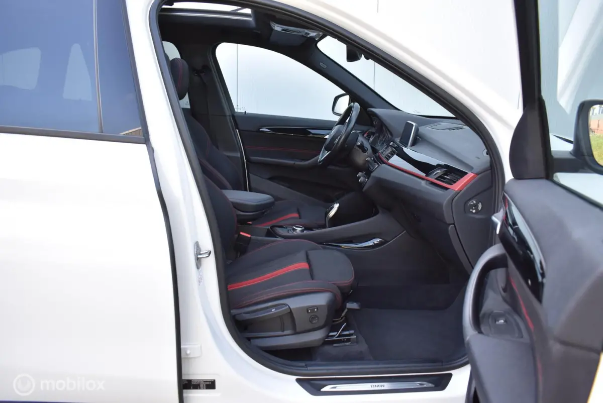 sDrive18i AUT. Sport Alpinweiss Pano Stoelverw. 18" LMV Privacyglass Nette auto!