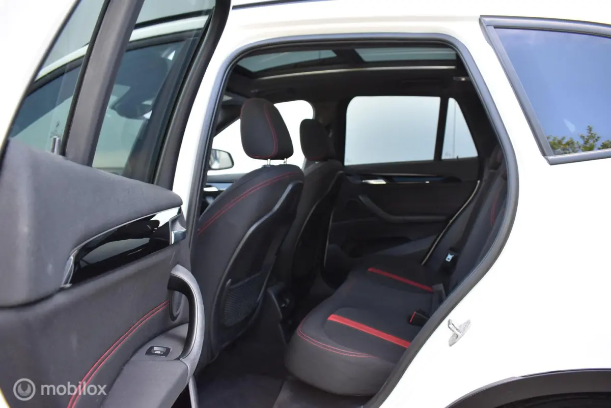 sDrive18i AUT. Sport Alpinweiss Pano Stoelverw. 18" LMV Privacyglass Nette auto!