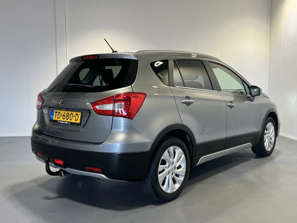 1.0 Boosterjet Exclusive | Lichtmetalen Velgen 17" | Voorstoelen Verwarmd | Cruise Control | LED Koplampen | Airco |