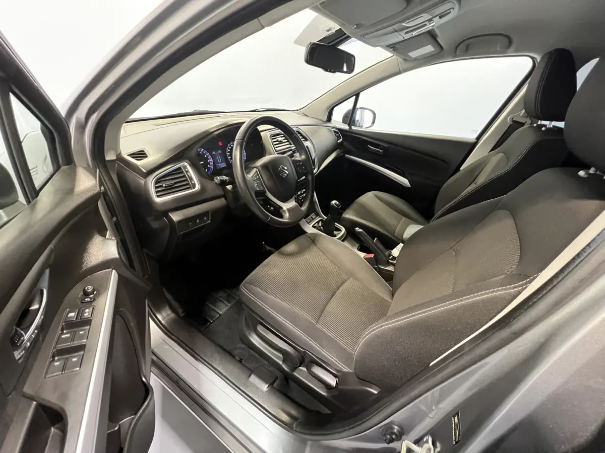 1.0 Boosterjet Exclusive | Lichtmetalen Velgen 17" | Voorstoelen Verwarmd | Cruise Control | LED Koplampen | Airco |