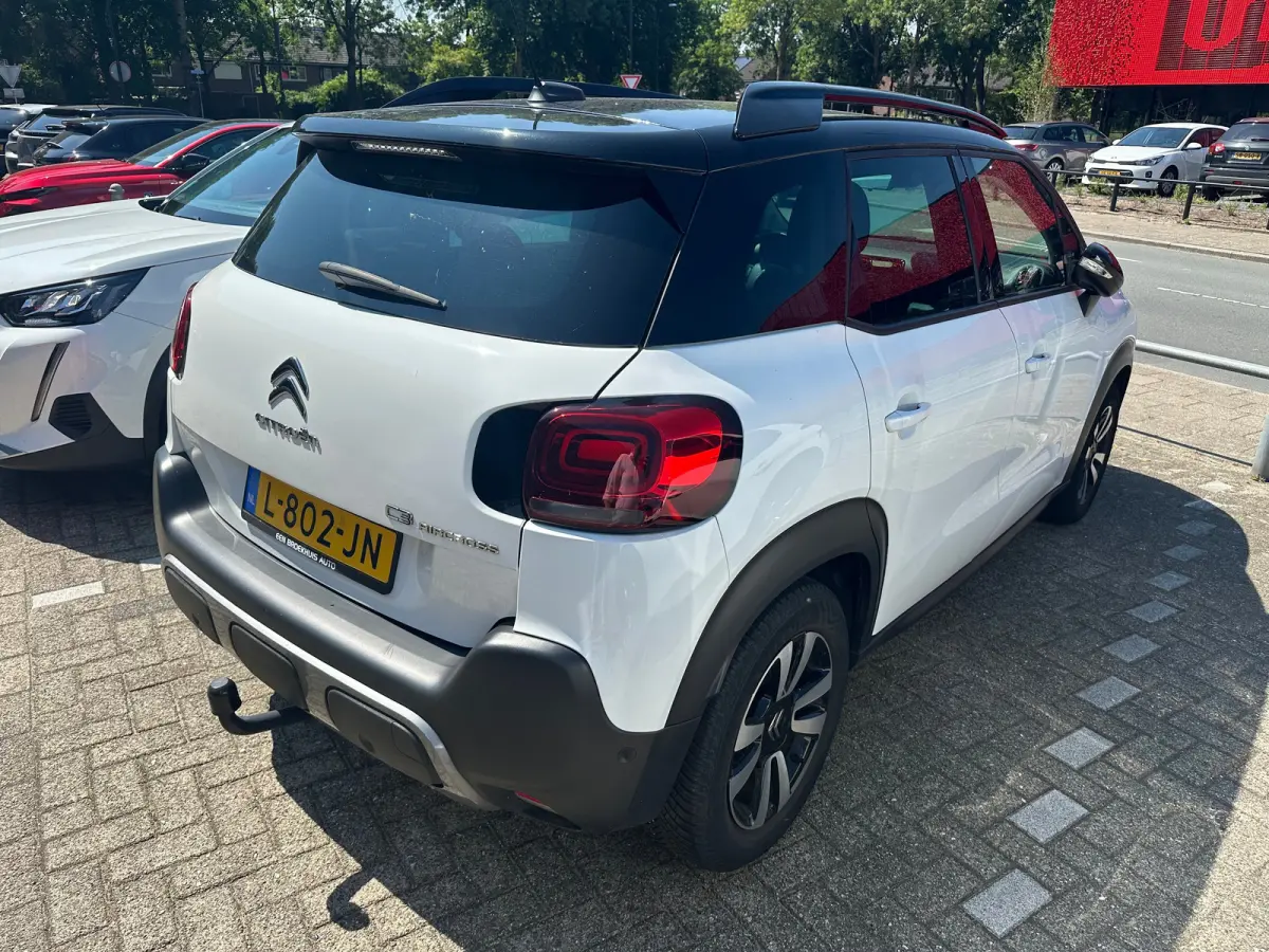 1.2 PureTech Shine | Navigatie | Camera | Trekhaak | Climate Control | Carplay | Parkeersensoren | Achteruitrijcamera | Afwijkende dakkleur | Airco (automatisch)