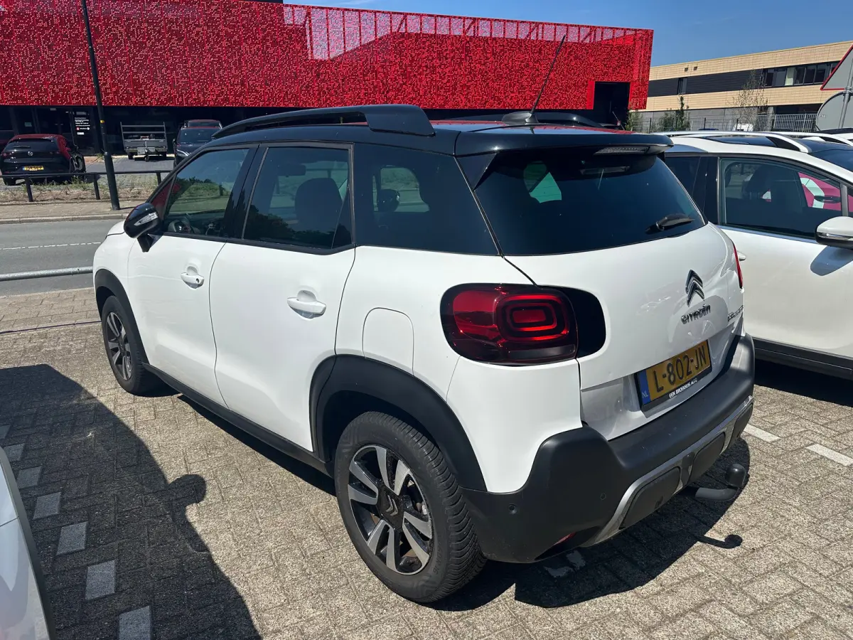1.2 PureTech Shine | Navigatie | Camera | Trekhaak | Climate Control | Carplay | Parkeersensoren | Achteruitrijcamera | Afwijkende dakkleur | Airco (automatisch)