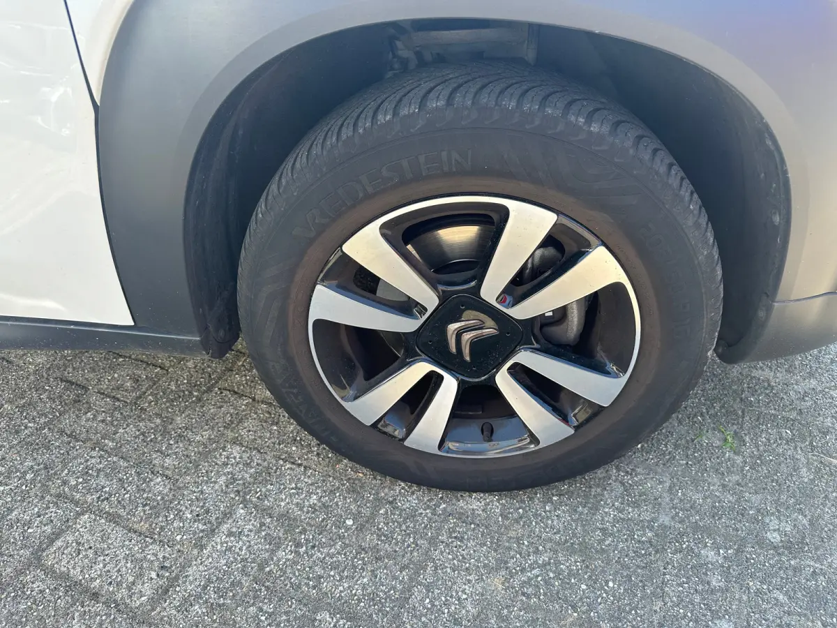 1.2 PureTech Shine | Navigatie | Camera | Trekhaak | Climate Control | Carplay | Parkeersensoren | Achteruitrijcamera | Afwijkende dakkleur | Airco (automatisch)