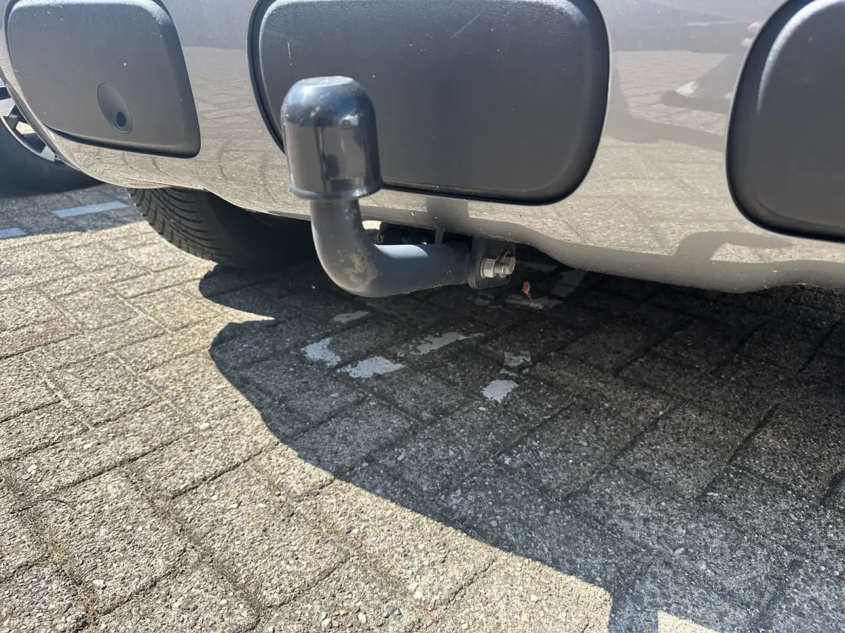 1.2 PureTech Shine | Navigatie | Camera | Trekhaak | Climate Control | Carplay | Parkeersensoren | Achteruitrijcamera | Afwijkende dakkleur | Airco (automatisch)
