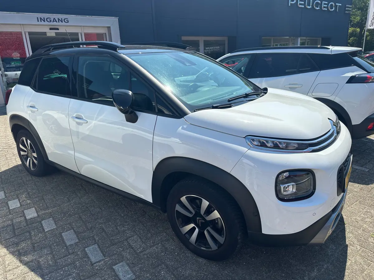1.2 PureTech Shine | Navigatie | Camera | Trekhaak | Climate Control | Carplay | Parkeersensoren | Achteruitrijcamera | Afwijkende dakkleur | Airco (automatisch)
