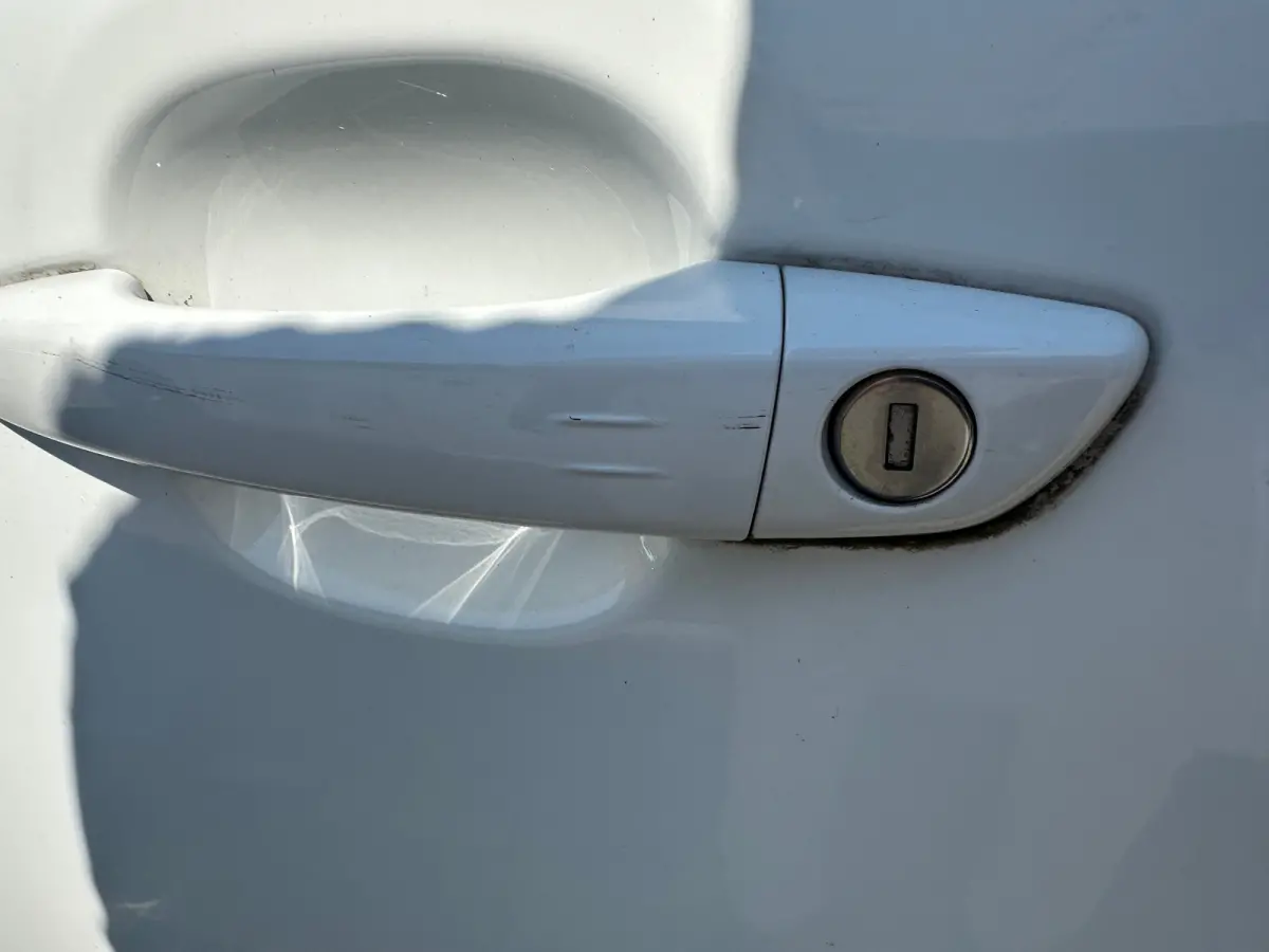 1.2 PureTech Shine | Navigatie | Camera | Trekhaak | Climate Control | Carplay | Parkeersensoren | Achteruitrijcamera | Afwijkende dakkleur | Airco (automatisch)