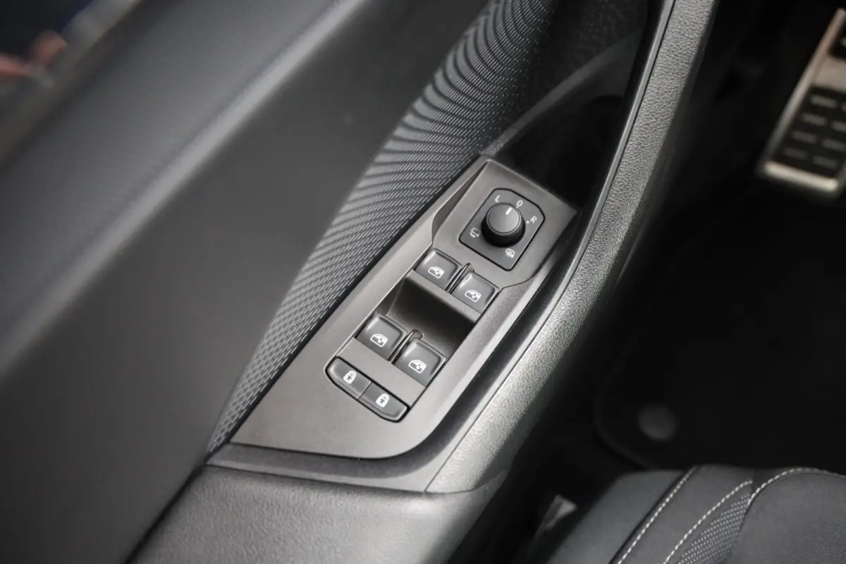 1.0 e-TSI Sport Business|Navi|Apple carplay/Android auto|Clima|LED|Sportstoelen|