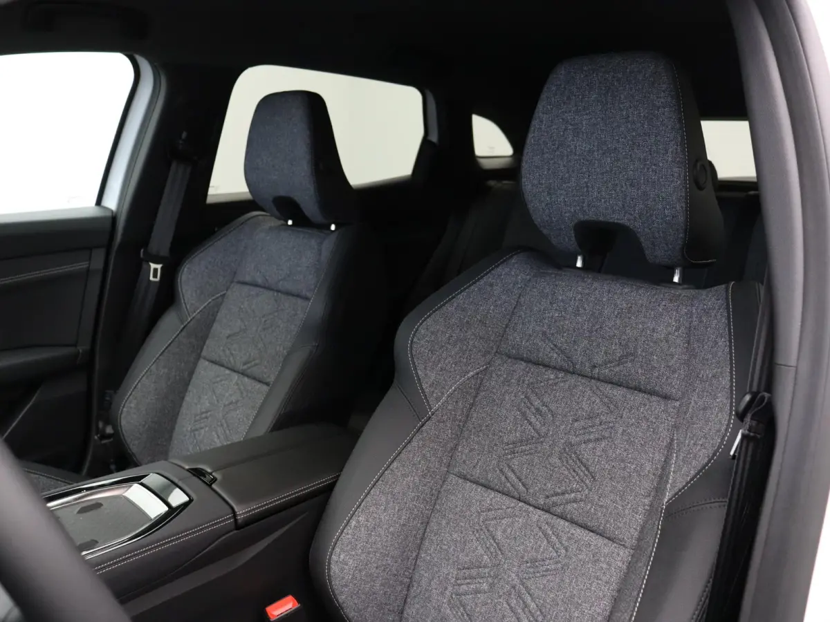 E-Tech full hybrid 200pk techno | Vijf jaar garantie | All season banden | 20" lichtmetalen velgen | Achteruitrijcamera |