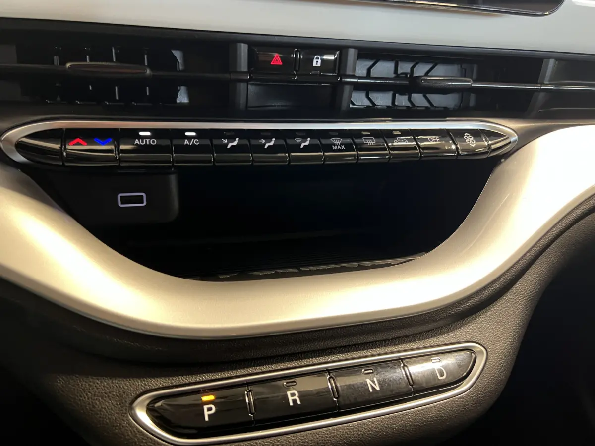 Icon 42 kWh | Navigatie/Android/Apple Carplay | LM Velgen 16" | Cruise Control | DAB | Cruise Control | Airco |
