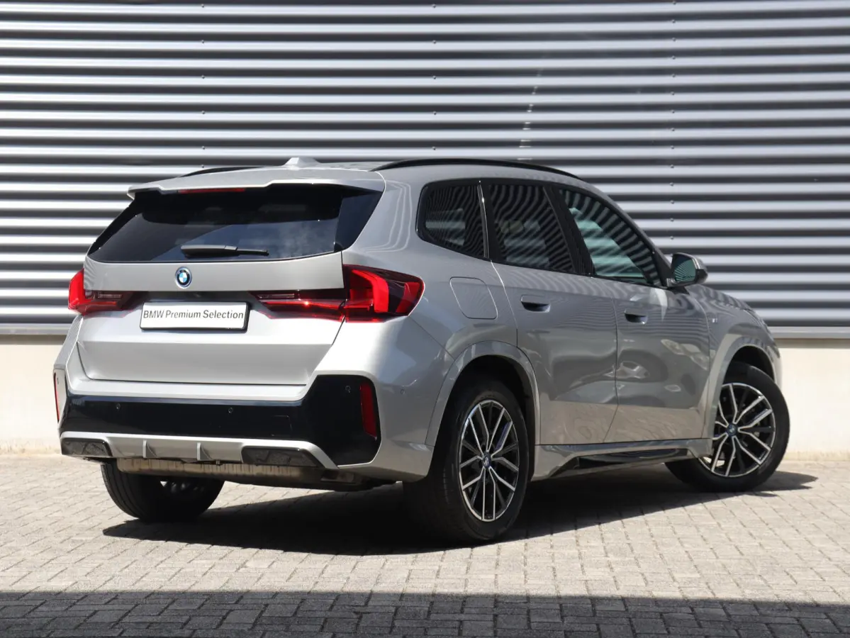 xDrive25e | M Sportpakket | Trekhaak | Getint Glas | Verwarmbare Voorstoelen | Apple Carplay | Camera | Sportstoelen | SOH 98% | 18'' LMV