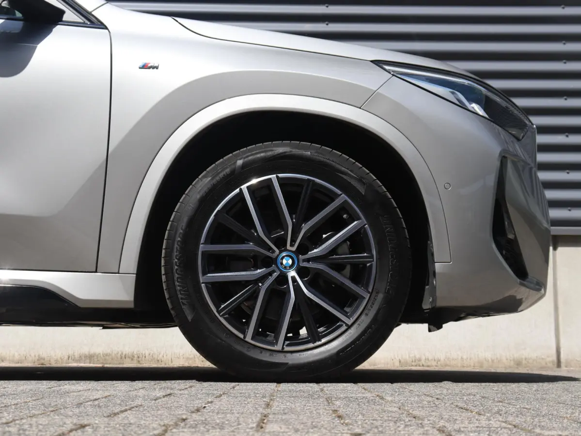 xDrive25e | M Sportpakket | Trekhaak | Getint Glas | Verwarmbare Voorstoelen | Apple Carplay | Camera | Sportstoelen | SOH 98% | 18'' LMV