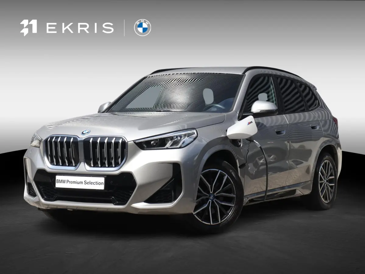 xDrive25e | M Sportpakket | Trekhaak | Getint Glas | Verwarmbare Voorstoelen | Apple Carplay | Camera | Sportstoelen | SOH 98% | 18'' LMV
