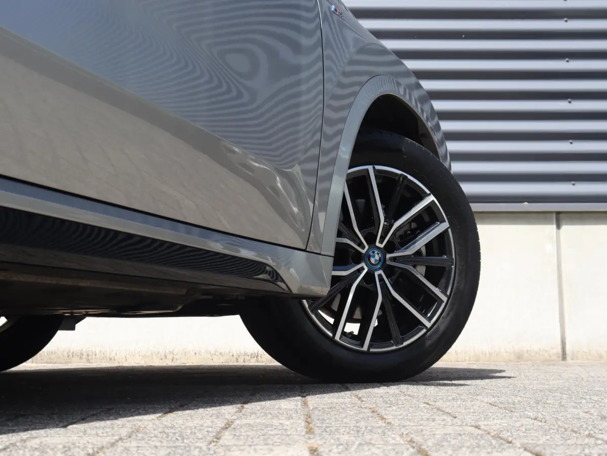 xDrive25e | M Sportpakket | Trekhaak | Getint Glas | Verwarmbare Voorstoelen | Apple Carplay | Camera | Sportstoelen | SOH 98% | 18'' LMV