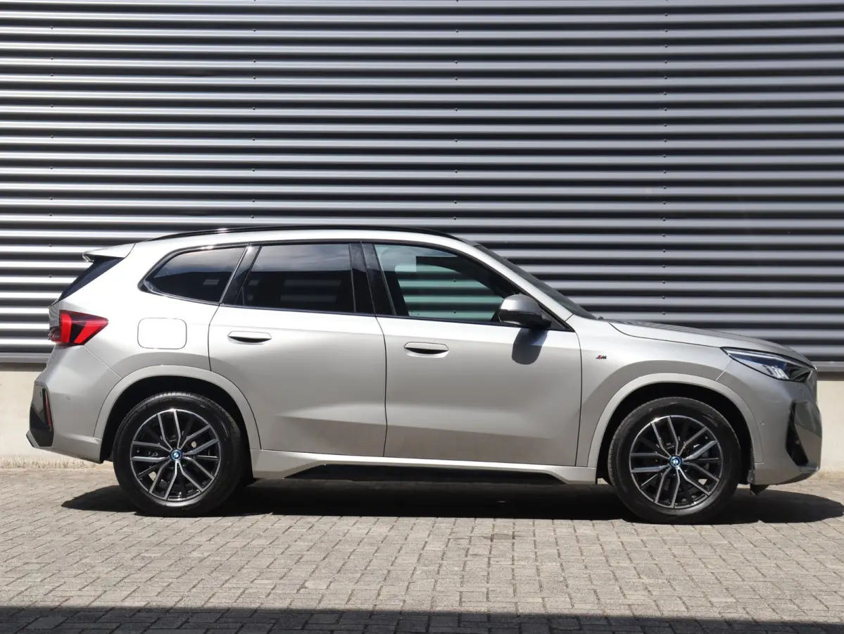 xDrive25e | M Sportpakket | Trekhaak | Getint Glas | Verwarmbare Voorstoelen | Apple Carplay | Camera | Sportstoelen | SOH 98% | 18'' LMV