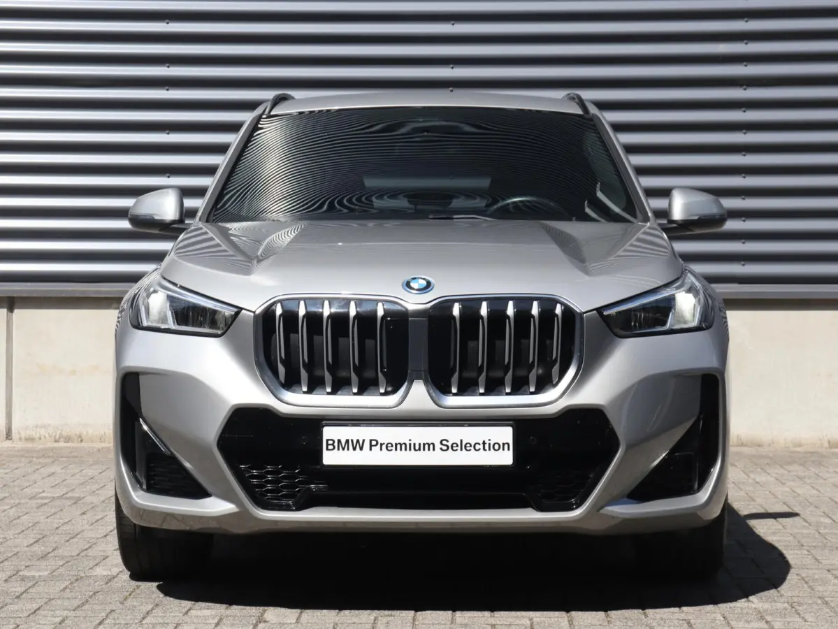 xDrive25e | M Sportpakket | Trekhaak | Getint Glas | Verwarmbare Voorstoelen | Apple Carplay | Camera | Sportstoelen | SOH 98% | 18'' LMV