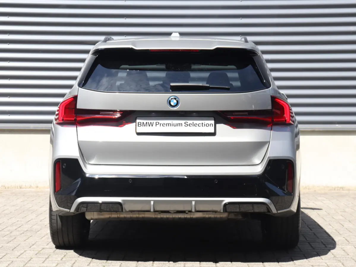 xDrive25e | M Sportpakket | Trekhaak | Getint Glas | Verwarmbare Voorstoelen | Apple Carplay | Camera | Sportstoelen | SOH 98% | 18'' LMV