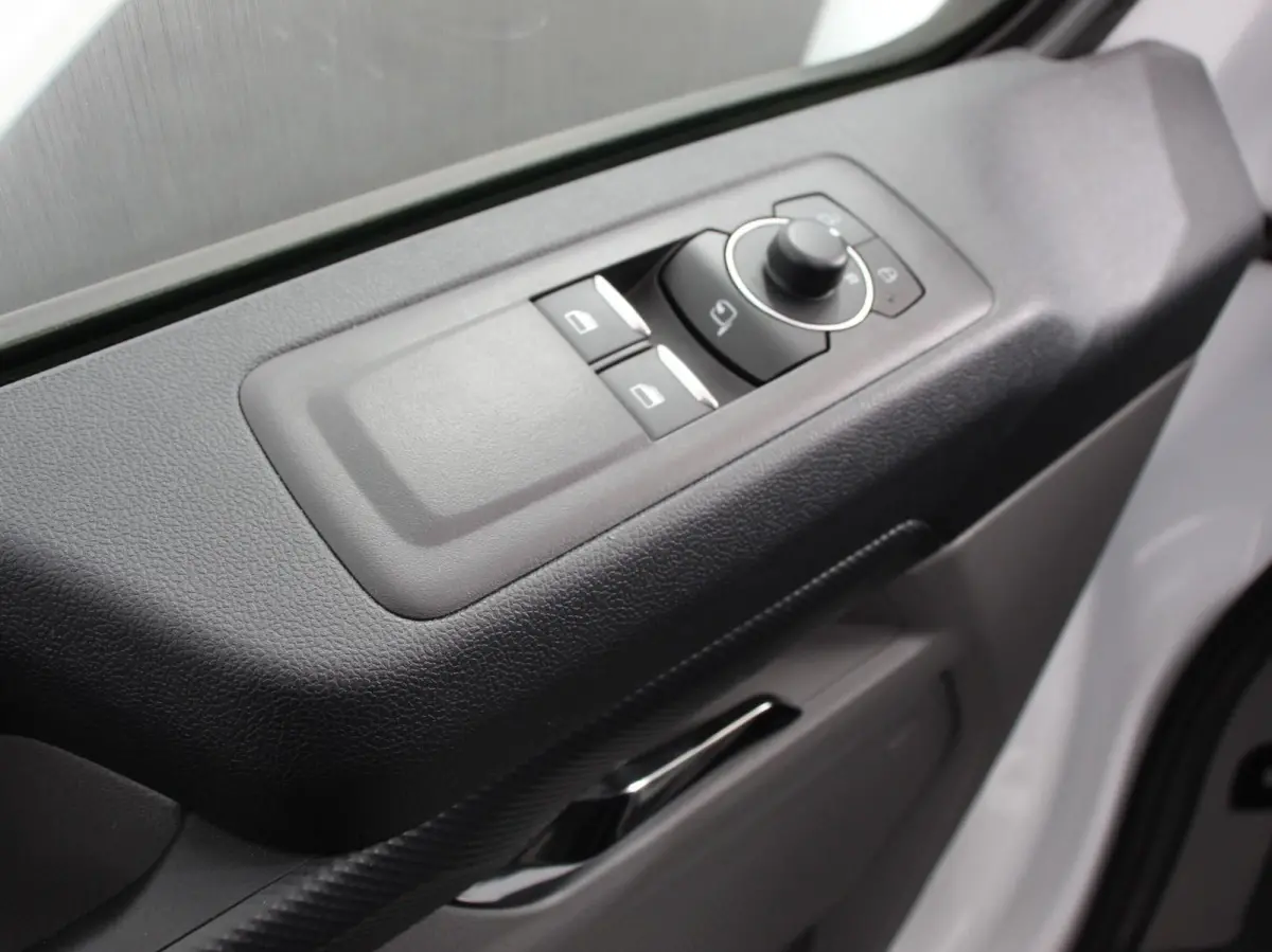 340 L2H1 Limited 65 kWh 8 persoons Automaat Cruise Control Airco Lichtmetalen Velgen