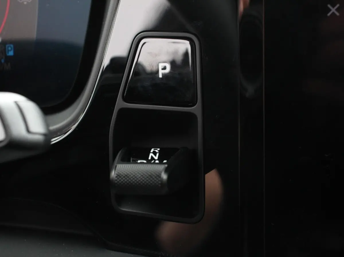 3.0 E-Hybrid Akrapovic met soundbox Luchtvering Leder Panoramadak Camera Navigatie Elektrische comfortstoelen DAB+ Led Adaptieve cruise control Climate control Lichtmetalen velgen Apple Carp