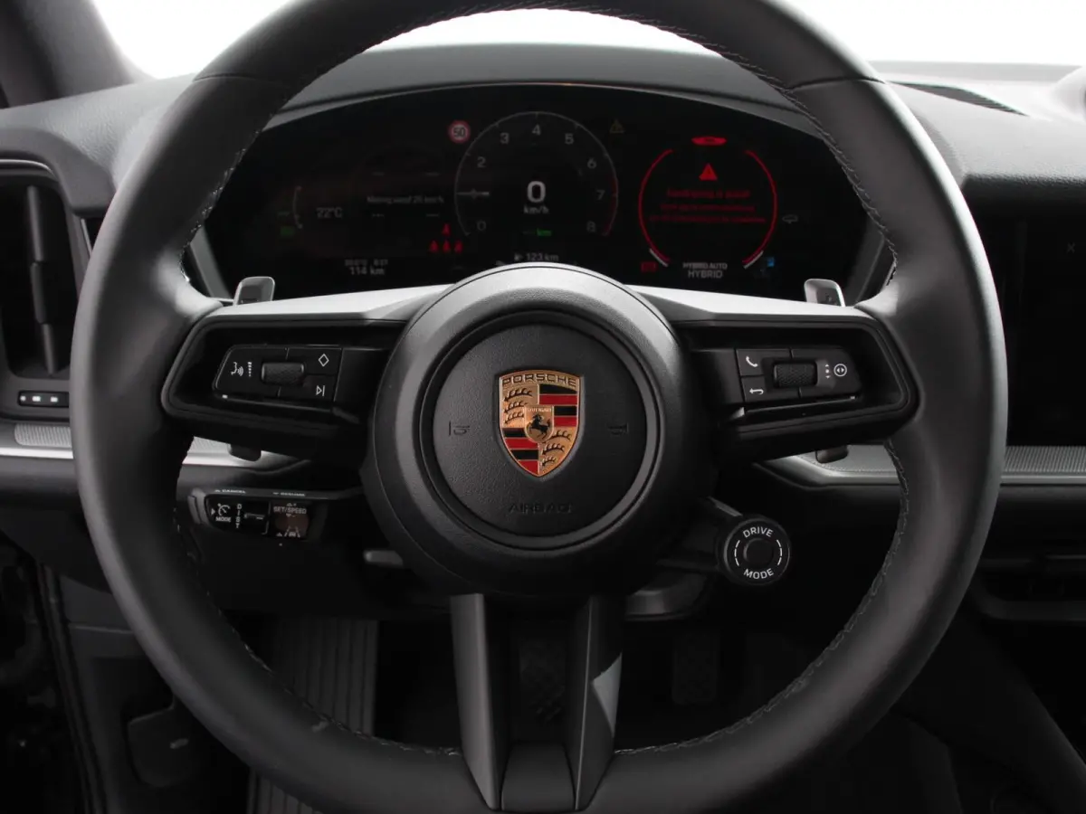 3.0 E-Hybrid Akrapovic met soundbox Luchtvering Leder Panoramadak Camera Navigatie Elektrische comfortstoelen DAB+ Led Adaptieve cruise control Climate control Lichtmetalen velgen Apple Carp