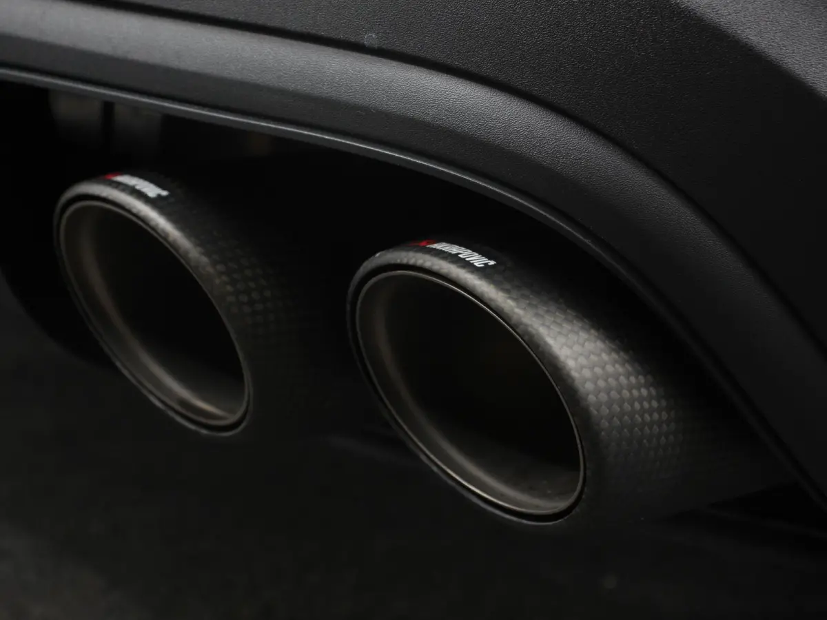 3.0 E-Hybrid Akrapovic met soundbox Luchtvering Leder Panoramadak Camera Navigatie Elektrische comfortstoelen DAB+ Led Adaptieve cruise control Climate control Lichtmetalen velgen Apple Carp