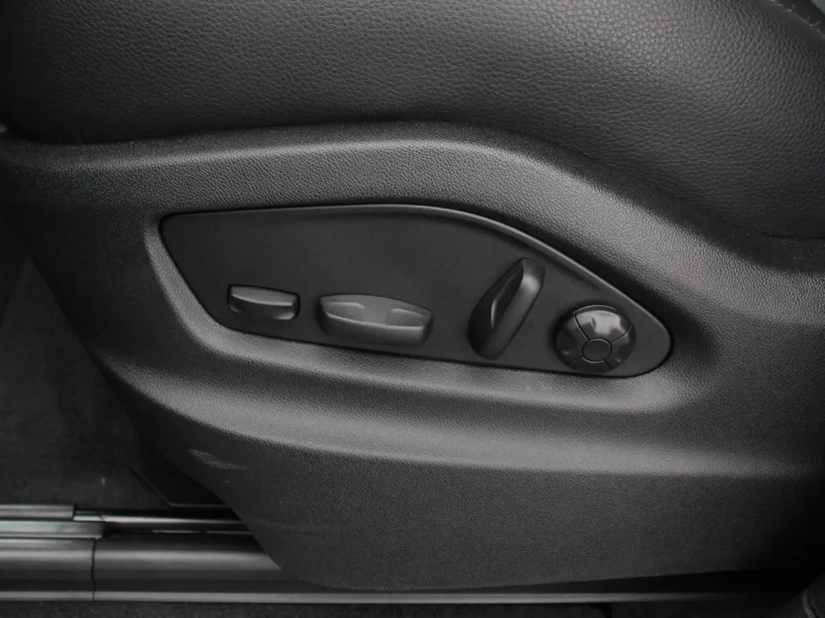 3.0 E-Hybrid Akrapovic met soundbox Luchtvering Leder Panoramadak Camera Navigatie Elektrische comfortstoelen DAB+ Led Adaptieve cruise control Climate control Lichtmetalen velgen Apple Carp