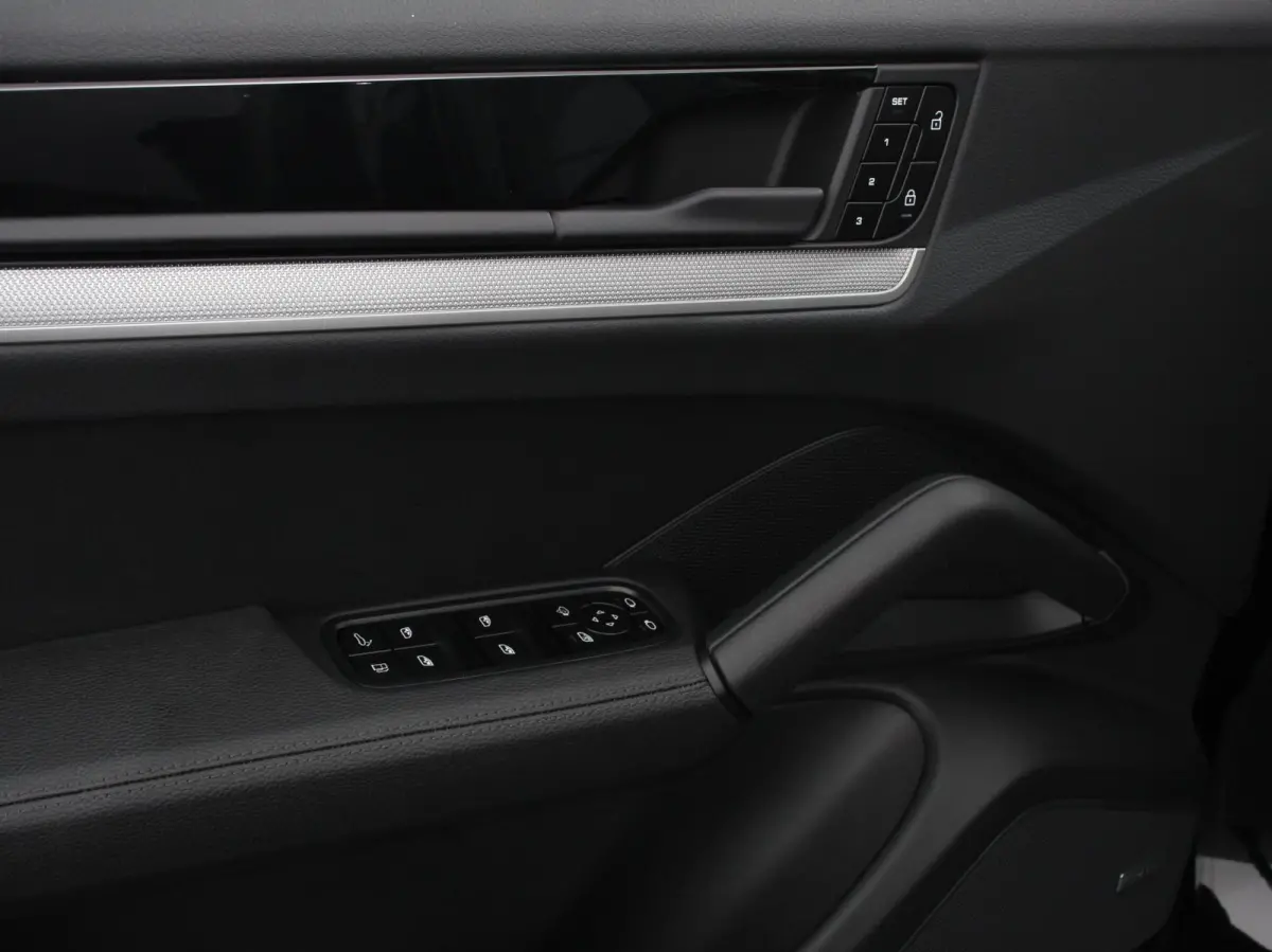 3.0 E-Hybrid Akrapovic met soundbox Luchtvering Leder Panoramadak Camera Navigatie Elektrische comfortstoelen DAB+ Led Adaptieve cruise control Climate control Lichtmetalen velgen Apple Carp