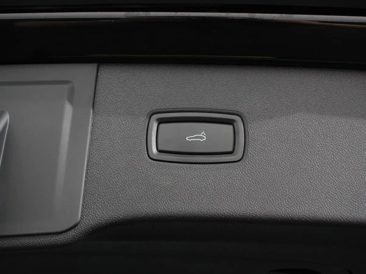 3.0 E-Hybrid Akrapovic met soundbox Luchtvering Leder Panoramadak Camera Navigatie Elektrische comfortstoelen DAB+ Led Adaptieve cruise control Climate control Lichtmetalen velgen Apple Carp