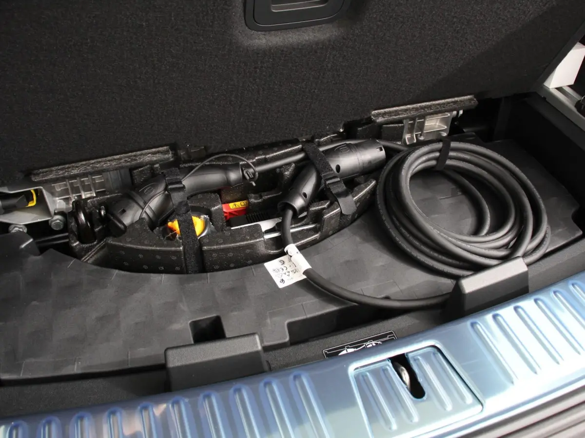 3.0 E-Hybrid Akrapovic met soundbox Luchtvering Leder Panoramadak Camera Navigatie Elektrische comfortstoelen DAB+ Led Adaptieve cruise control Climate control Lichtmetalen velgen Apple Carp
