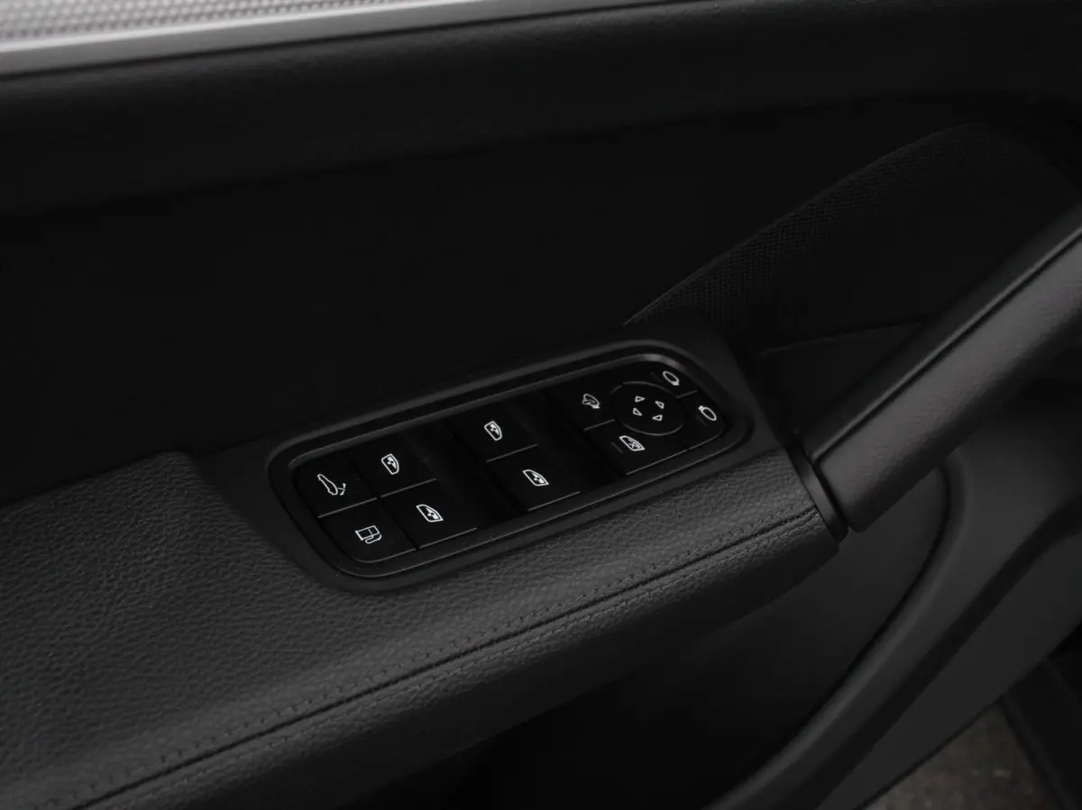 3.0 E-Hybrid Akrapovic met soundbox Luchtvering Leder Panoramadak Camera Navigatie Elektrische comfortstoelen DAB+ Led Adaptieve cruise control Climate control Lichtmetalen velgen Apple Carp