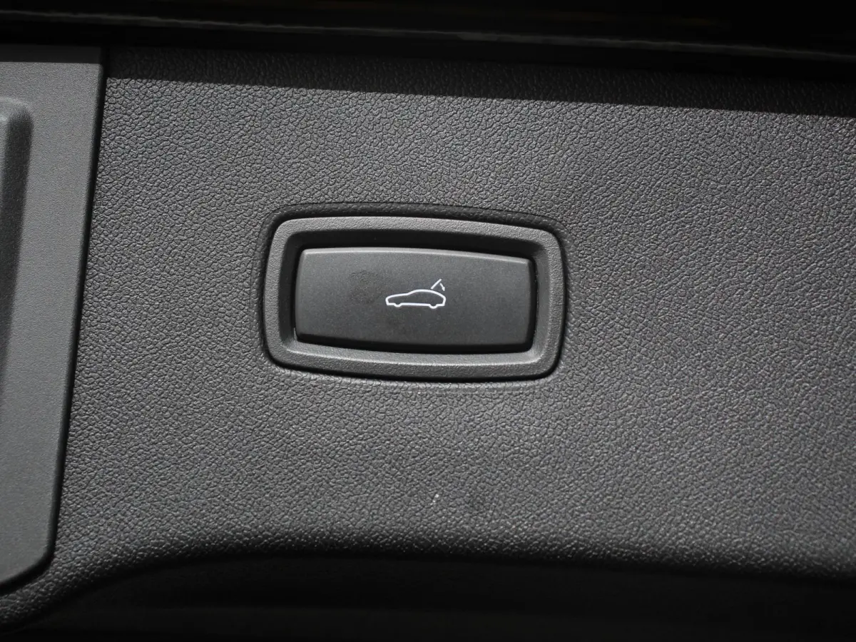 3.0 E-Hybrid Akrapovic met soundbox Luchtvering Leder Panoramadak Camera Navigatie Elektrische comfortstoelen DAB+ Led Adaptieve cruise control Climate control Lichtmetalen velgen Apple Carp