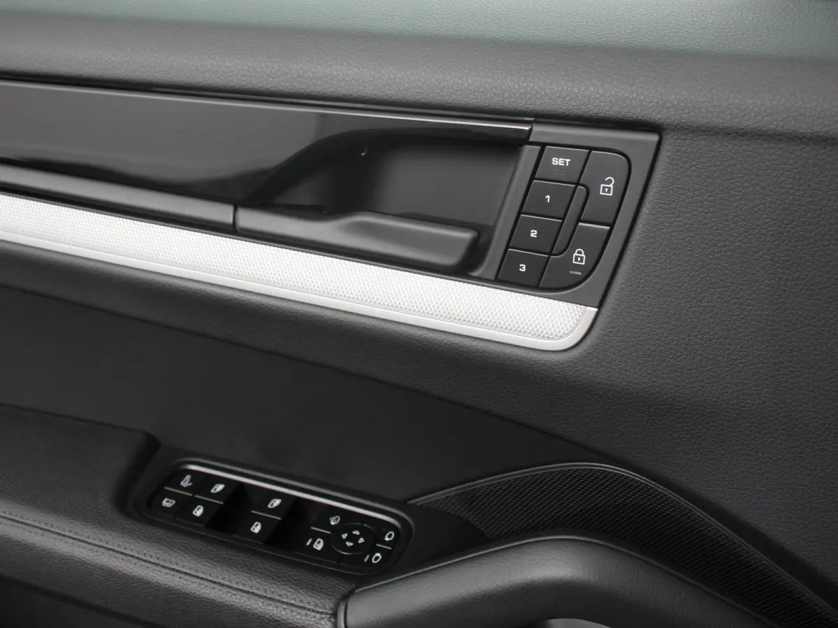 3.0 E-Hybrid Akrapovic met soundbox Luchtvering Leder Panoramadak Camera Navigatie Elektrische comfortstoelen DAB+ Led Adaptieve cruise control Climate control Lichtmetalen velgen Apple Carp