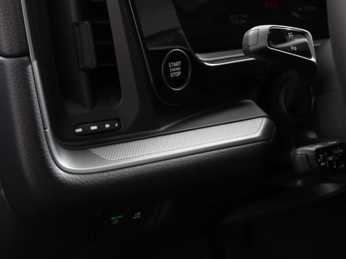 3.0 E-Hybrid Akrapovic met soundbox Luchtvering Leder Panoramadak Camera Navigatie Elektrische comfortstoelen DAB+ Led Adaptieve cruise control Climate control Lichtmetalen velgen Apple Carp
