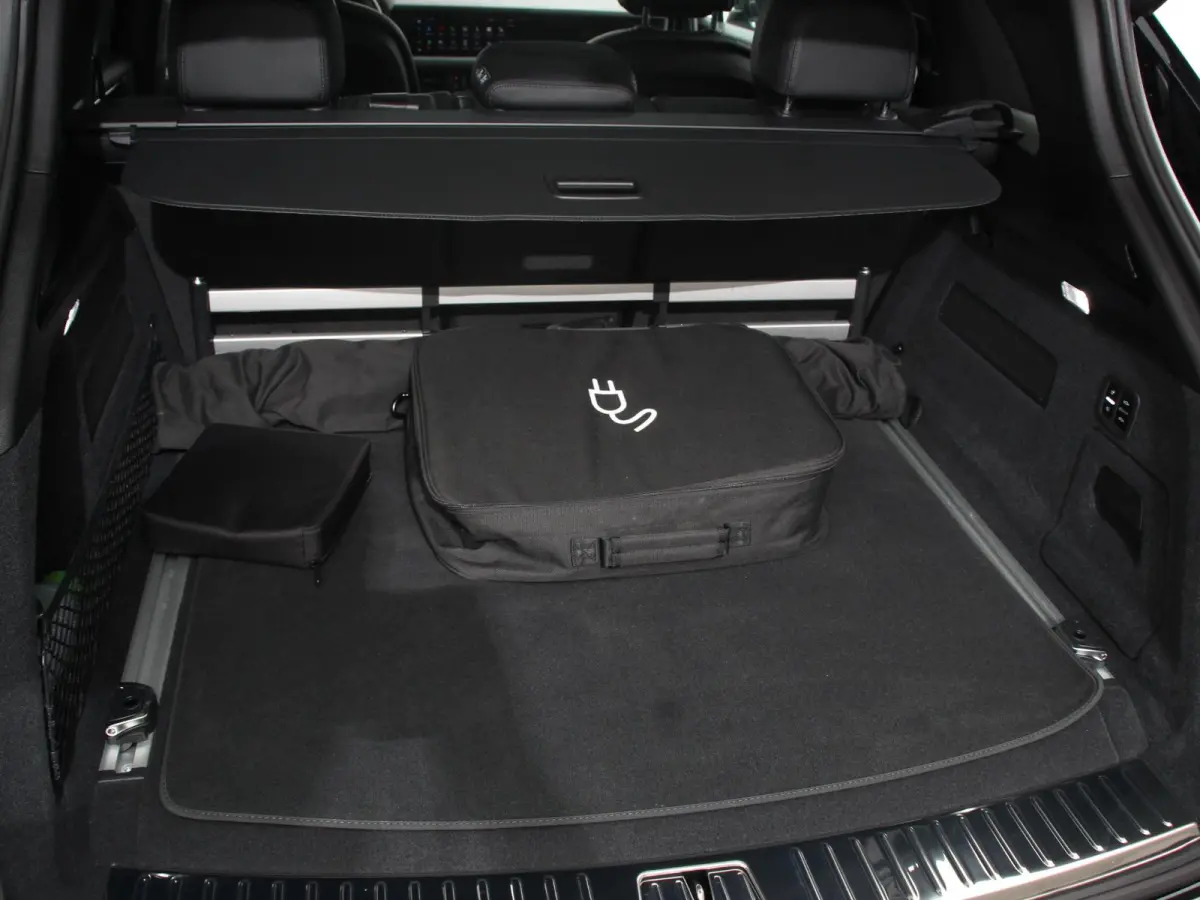 3.0 E-Hybrid Akrapovic met soundbox Luchtvering Leder Panoramadak Camera Navigatie Elektrische comfortstoelen DAB+ Led Adaptieve cruise control Climate control Lichtmetalen velgen Apple Carp