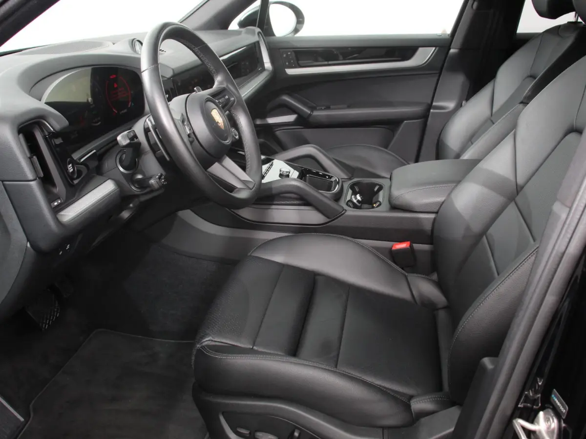 3.0 E-Hybrid Akrapovic met soundbox Luchtvering Leder Panoramadak Camera Navigatie Elektrische comfortstoelen DAB+ Led Adaptieve cruise control Climate control Lichtmetalen velgen Apple Carp
