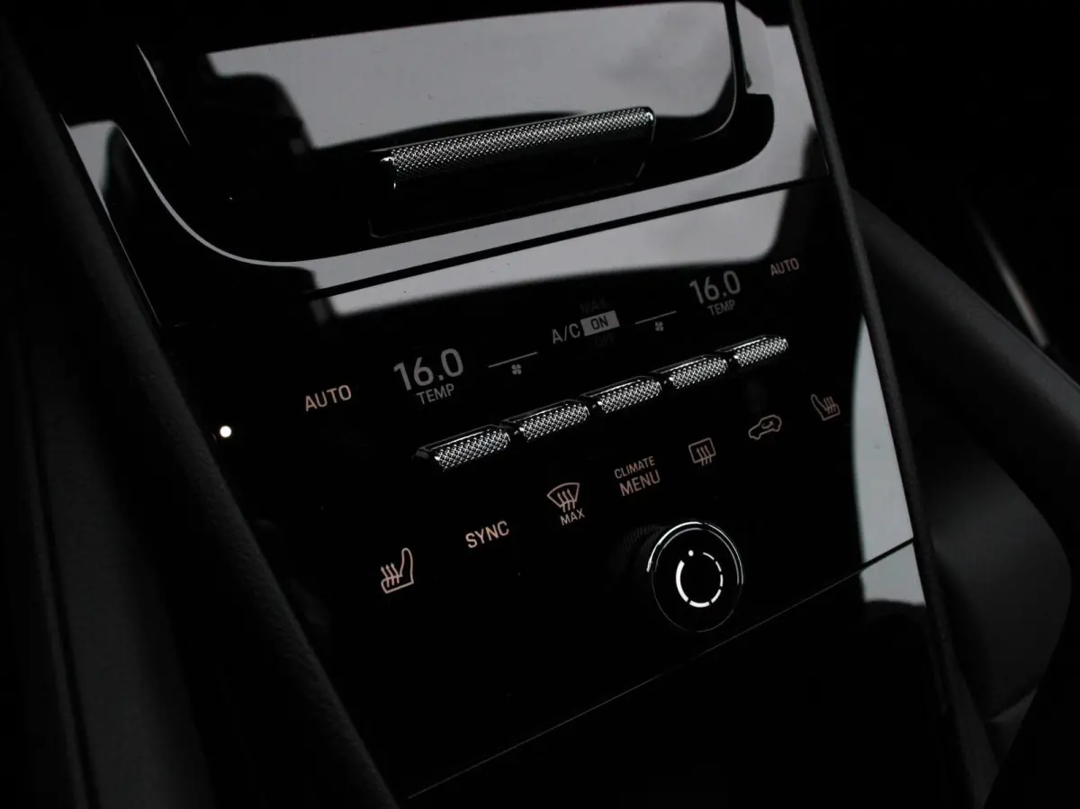 3.0 E-Hybrid Akrapovic met soundbox Luchtvering Leder Panoramadak Camera Navigatie Elektrische comfortstoelen DAB+ Led Adaptieve cruise control Climate control Lichtmetalen velgen Apple Carp