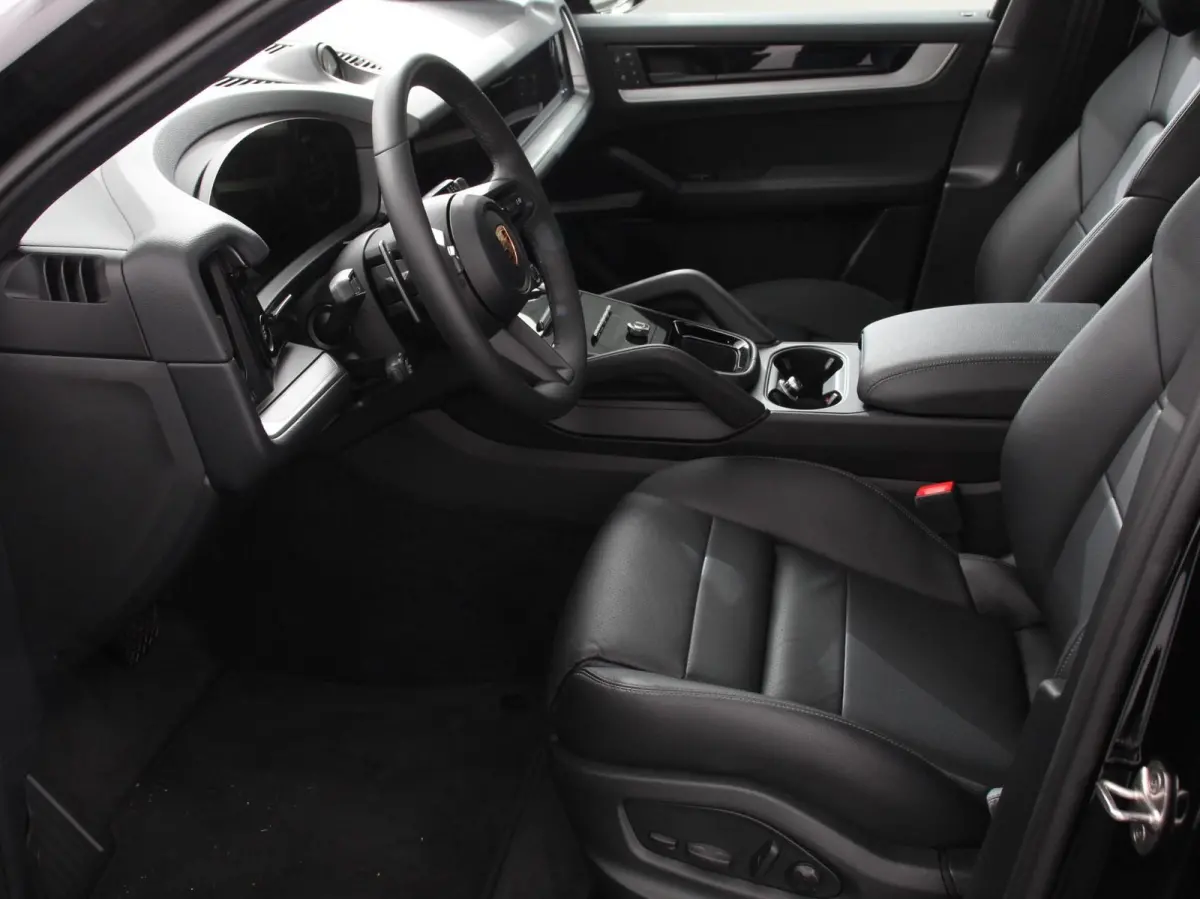 3.0 E-Hybrid Akrapovic met soundbox Luchtvering Leder Panoramadak Camera Navigatie Elektrische comfortstoelen DAB+ Led Adaptieve cruise control Climate control Lichtmetalen velgen Apple Carp