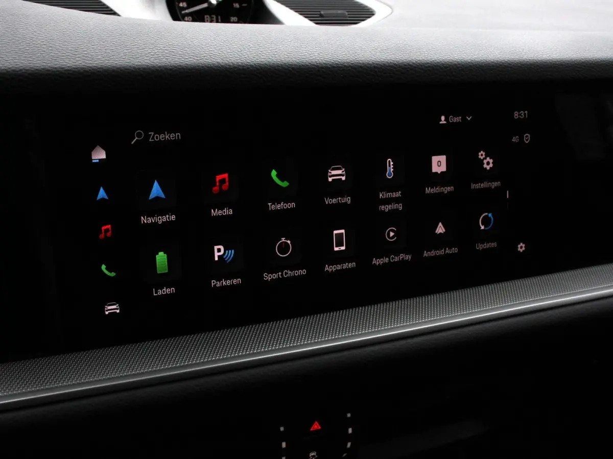 3.0 E-Hybrid Akrapovic met soundbox Luchtvering Leder Panoramadak Camera Navigatie Elektrische comfortstoelen DAB+ Led Adaptieve cruise control Climate control Lichtmetalen velgen Apple Carp