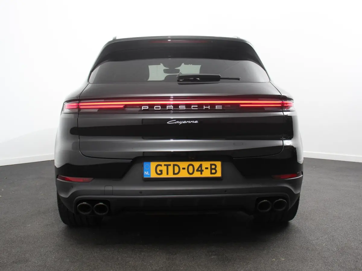 3.0 E-Hybrid Akrapovic met soundbox Luchtvering Leder Panoramadak Camera Navigatie Elektrische comfortstoelen DAB+ Led Adaptieve cruise control Climate control Lichtmetalen velgen Apple Carp